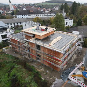 Neubau Mehrfamilienhaus Massivbau versetzte Ebenen Engen Hegau Architekt Hoener