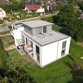 Neubau Mehrfamilienhaus Massivbau versetzte Ebenen Engen Hegau Architekt Höner