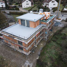 Neubau Mehrfamilienhaus Massivbau versetzte Ebenen Engen Hegau Architekt Hoener