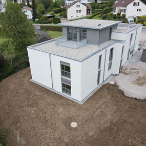 Neubau Mehrfamilienhaus Massivbau versetzte Ebenen Engen Hegau Architekt Höner