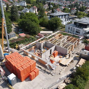 Neubau Mehrfamilienhaus Massivbau versetzte Ebenen Engen Hegau Architekt Hoener