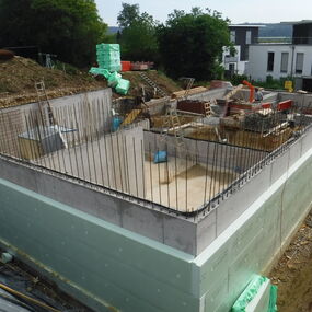 Neubau Mehrfamilienhaus Massivbau versetzte Ebenen Engen Hegau