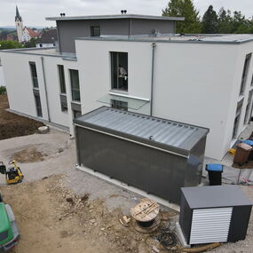 Neubau Mehrfamilienhaus Massivbau versetzte Ebenen Engen Hegau Architekt Höner