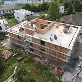 Neubau Mehrfamilienhaus Massivbau versetzte Ebenen Engen Hegau Architekt Hoener