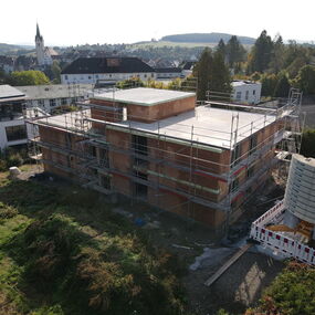 Neubau Mehrfamilienhaus Massivbau versetzte Ebenen Engen Hegau Architekt Hoener