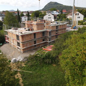 Neubau Mehrfamilienhaus Massivbau versetzte Ebenen Engen Hegau Architekt Hoener