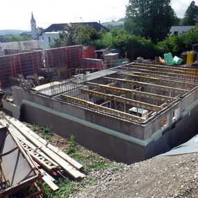 Neubau Mehrfamilienhaus Massivbau versetzte Ebenen Engen Hegau