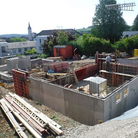 Neubau Mehrfamilienhaus Massivbau versetzte Ebenen Engen Hegau