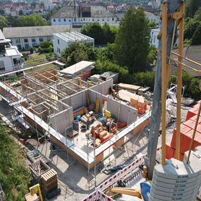 Neubau Mehrfamilienhaus Massivbau versetzte Ebenen Engen Hegau Architekt Hoener