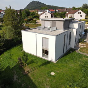 Neubau Mehrfamilienhaus Massivbau versetzte Ebenen Engen Hegau Architekt Höner