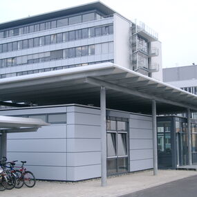 Neubau Pfortengebäude und überdachter Fahrradabstellplatz