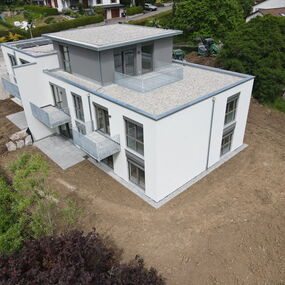 Neubau Mehrfamilienhaus Massivbau versetzte Ebenen Engen Hegau Architekt Höner