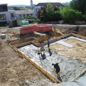 Neubau Mehrfamilienhaus Massivbau versetzte Ebenen Engen Hegau