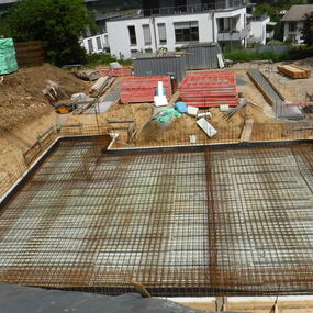 Neubau Mehrfamilienhaus Massivbau versetzte Ebenen Engen Hegau