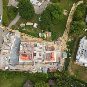 Neubau Mehrfamilienhaus Massivbau versetzte Ebenen Engen Hegau Architekt Hoener