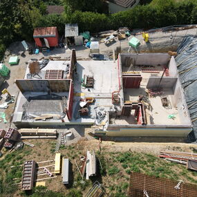 Neubau Mehrfamilienhaus Massivbau versetzte Ebenen Engen Hegau